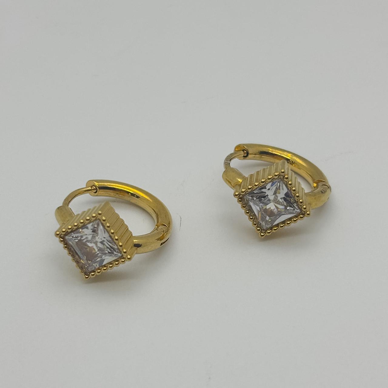 #HOL176 - Huggies De Rombo Con Piedra Zirconia De Oro Laminado 18k - LB020/