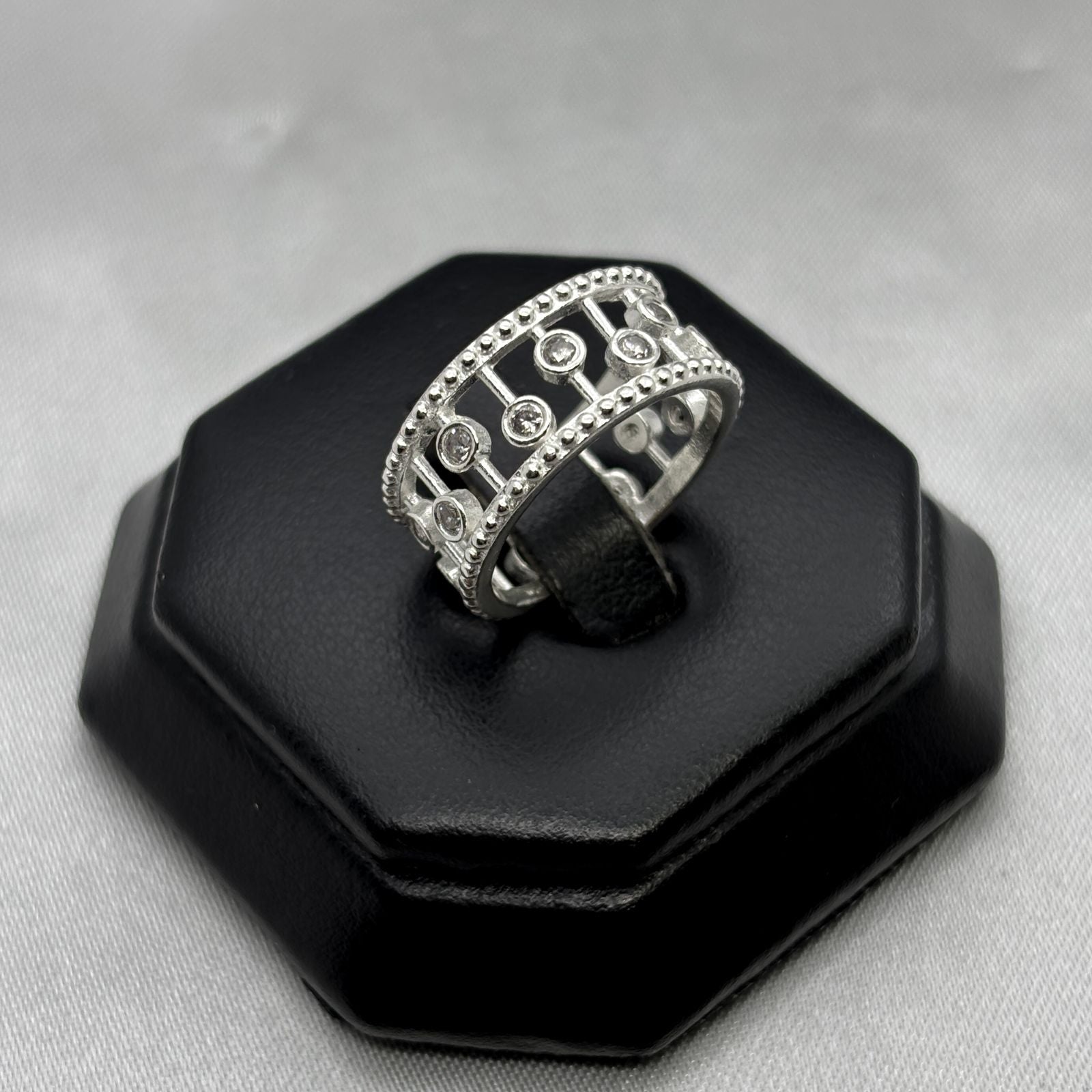 #AD465 - Anillo Con Zirconias Plata - A09/4.6