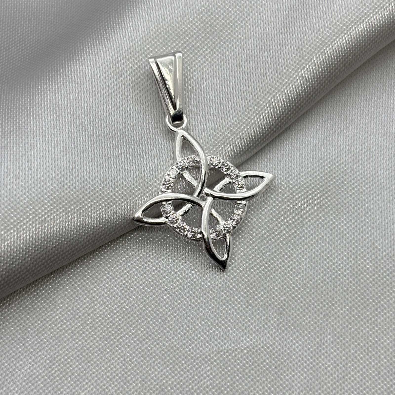 #D620 - Dije Nudo De Bruja Con Ziroconia Plata - A09/1.7