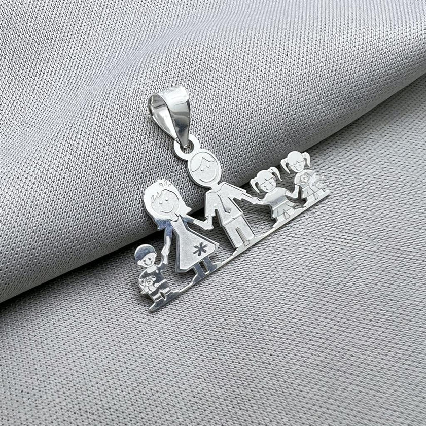 #D126 - Dije Familiar Mamá, Papá y 3 Niños o Niñas Plata - LL2.6